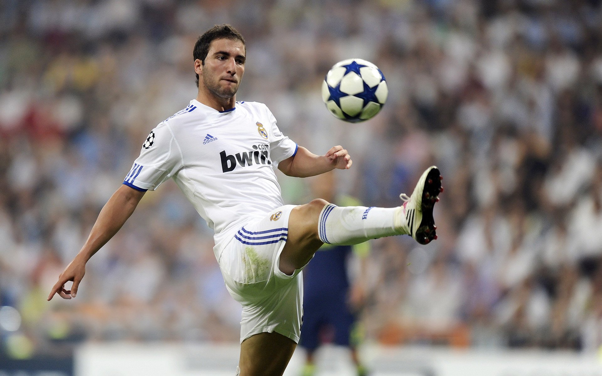 丁俊晖比赛期间保持专注稳定发挥，丁俊晖日常训练